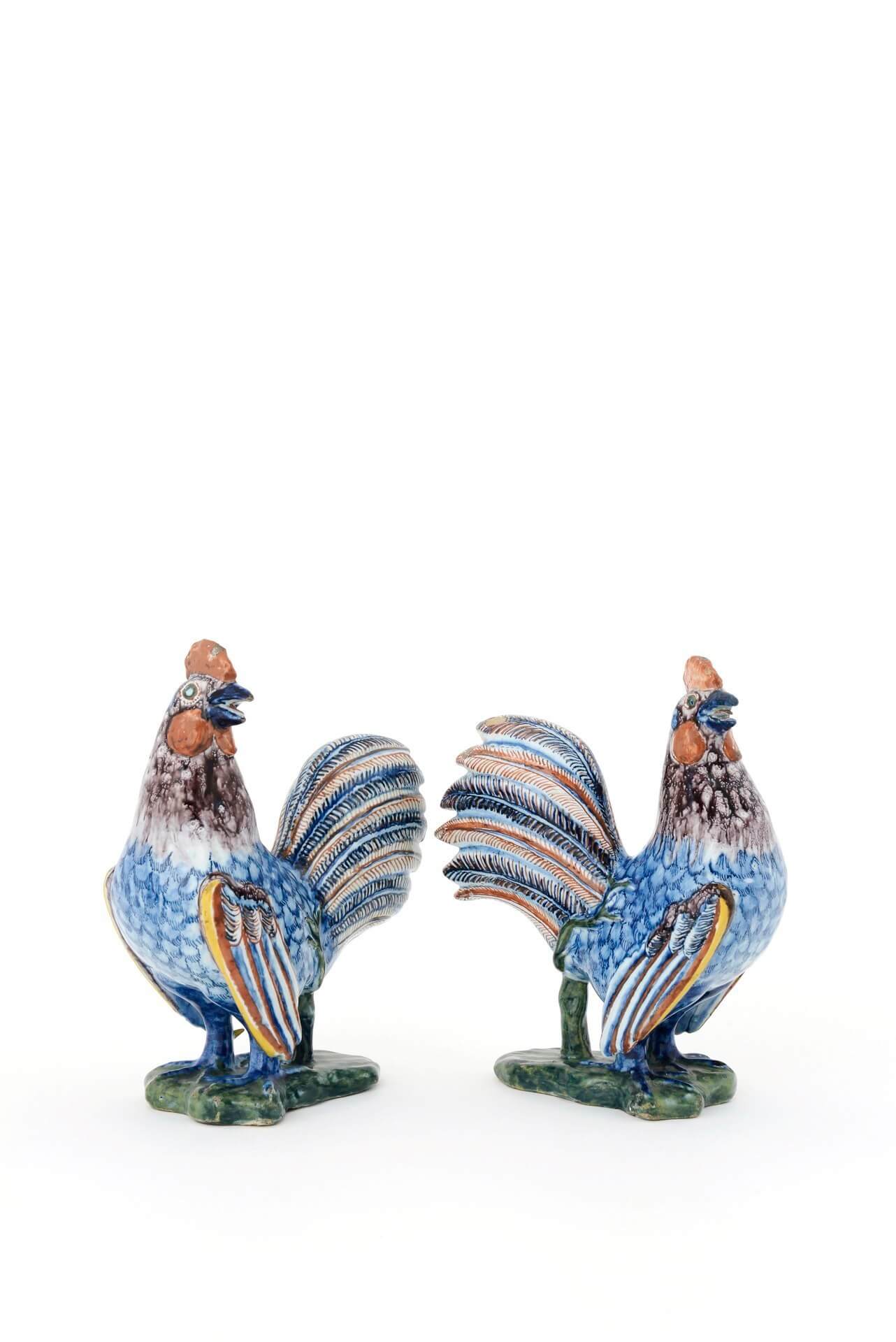 Pair of two antique cockerels in polychromes colors of Delft pottery