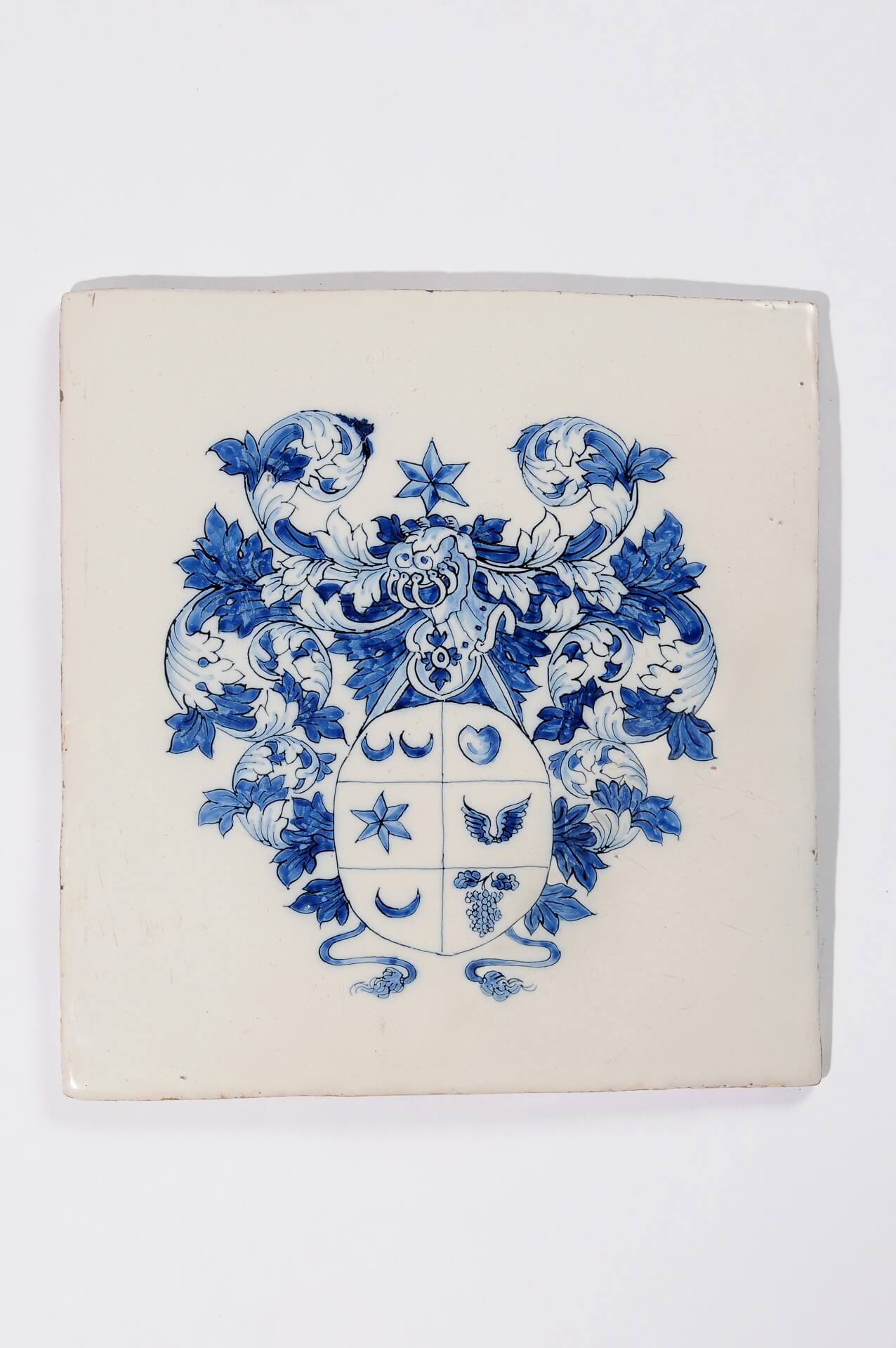Blue and white armorial plaque of dutch blue earthenware