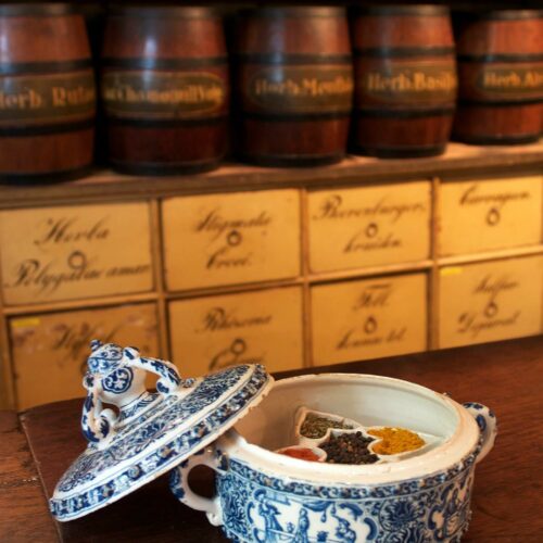 Aronson Antiquairs ceramic Delft pottery of blue and white circular spice box