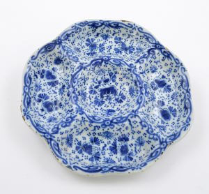 1521 Blue and White Compartmented Sweetmeat or Spice Dish