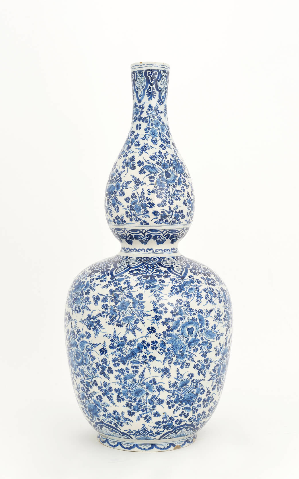 Antique gourd shaped vase bij Lambertus van Eenhoorn, de metale pot at Aronson Antiquairs