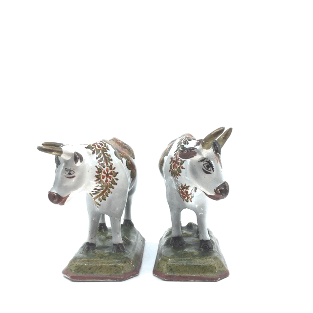 view 3D of polychrome antique cows Aronson antiquairs