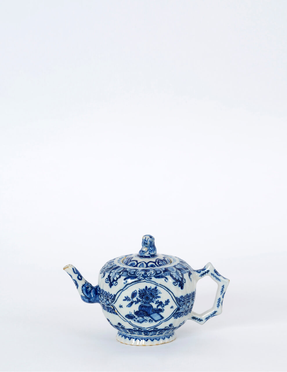 1916. Blue and White Teapot and Cover