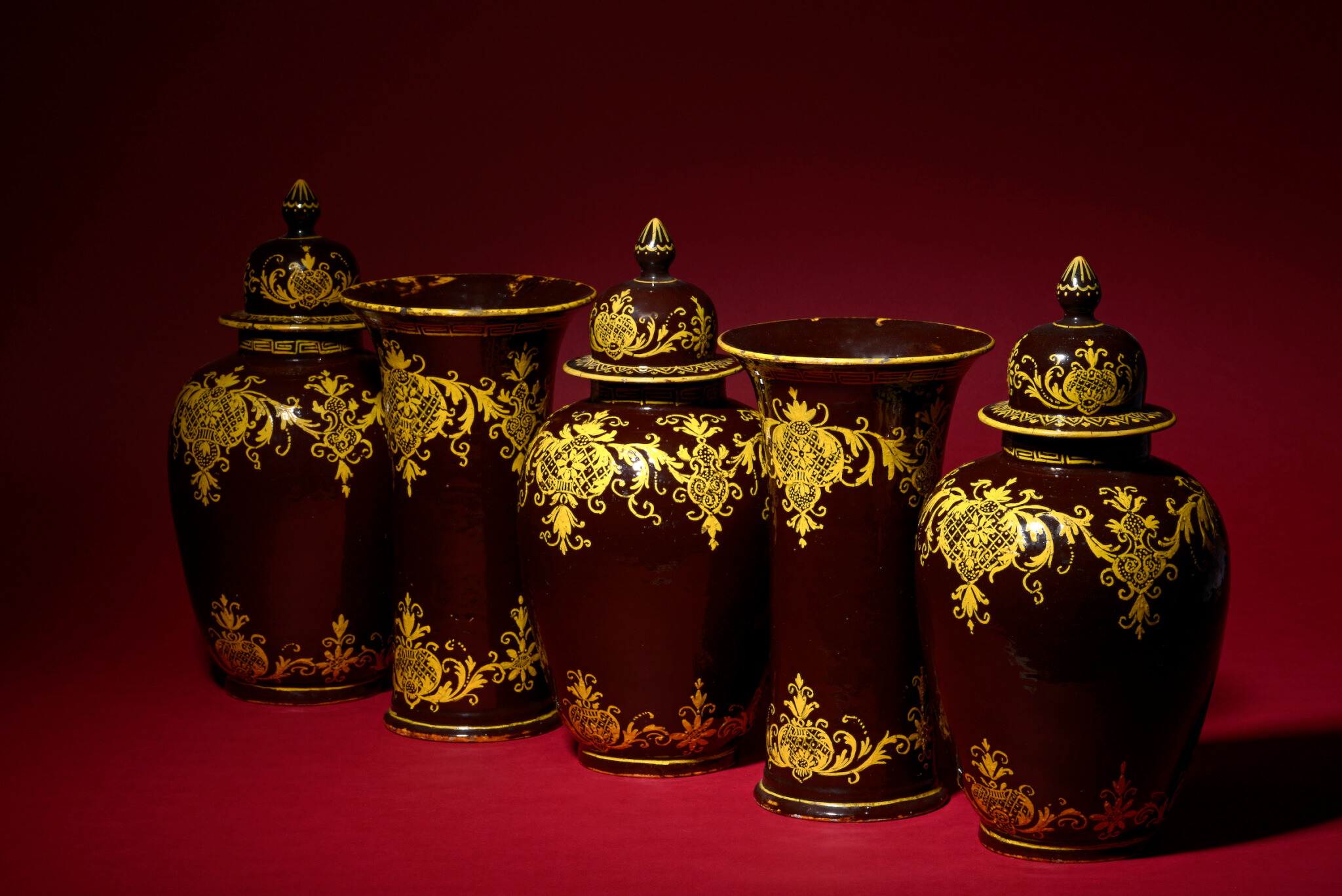 Brown-glazed garniture