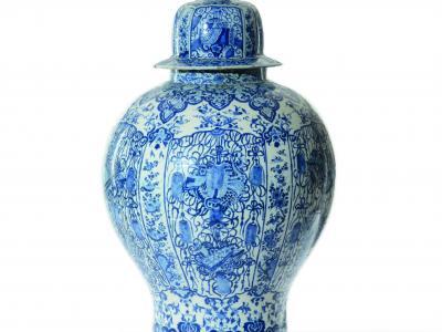 D2134 Blue And White Large Vase And Cover