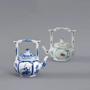 Left: Teapot, marked IW, Jacob Wemmersz Hoppesteyn, owner of Het Moriaanshooft, ca. 1664-1686, tinglazed earthenware, collection Rijksmuseum (BK-2021- 17, purchased with the support of E.S. Kok and M.W.A.M. van den Leuvert); Right: Teapot, marked RHIS, Rochus Hoppesteyn, owner of Het Moriaanshooft, ca. 1685-1690, tinglazed earthenware, collection Rijksmuseum (BK-16535, purchase 1651).