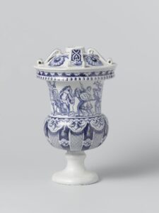 An urn with a scene of a Roman Triumph, Delft, attributed to Adrianus Kocx, 1689–94, h. 23.5 cm Rijksmuseum, BK-1956-12