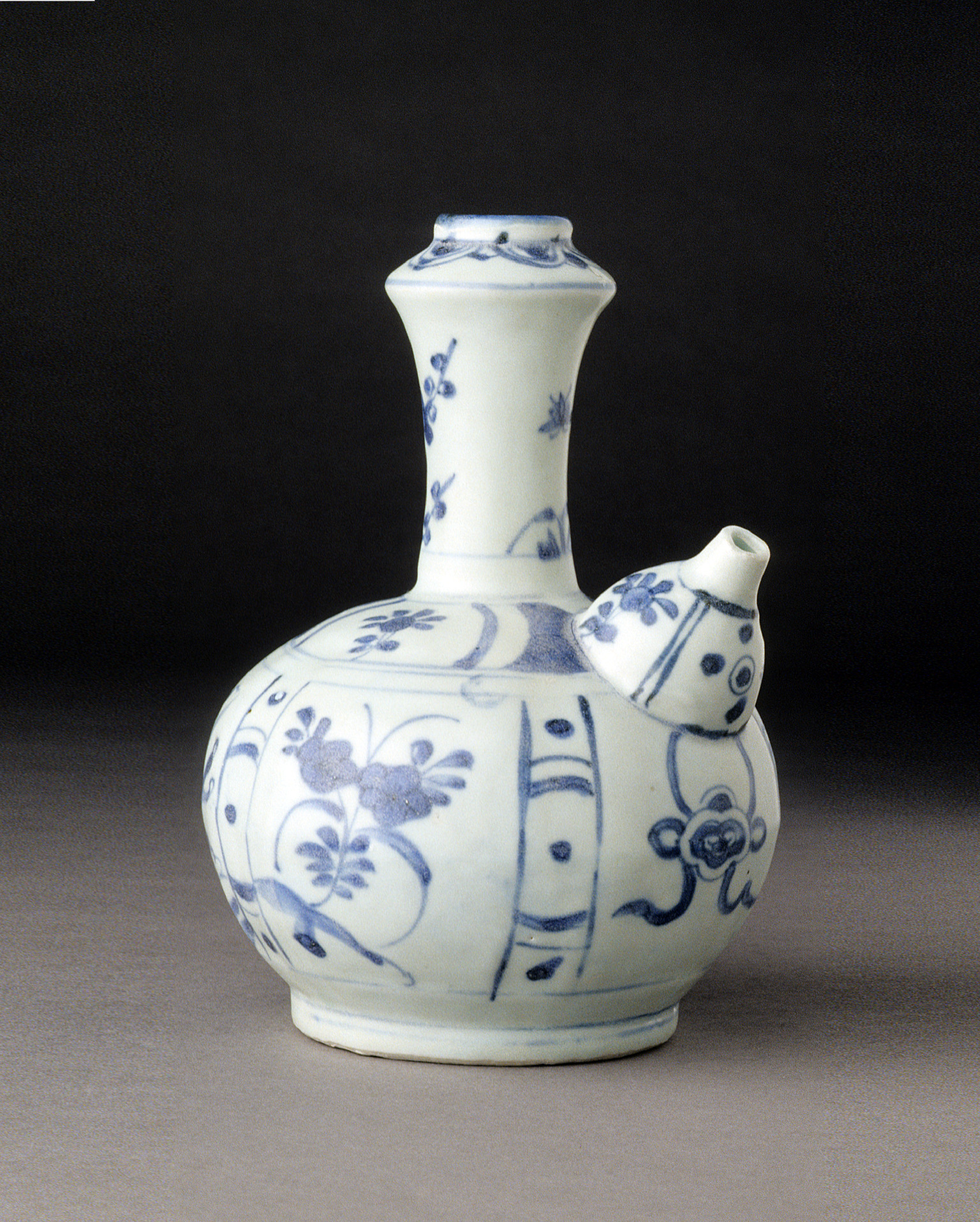 Kendi in the kraakporselein style, Porcelain (hard paste), China, 1635-45. Gift of Leo A. and Doris C. Hodroff 2000.0061.076