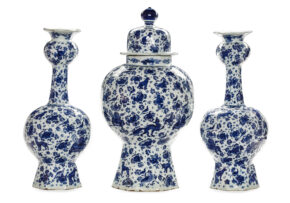 D2313. Blue And White Garniture