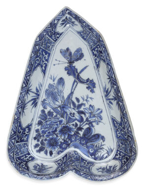 D2309. Large Blue And White Sweetmeat Dish