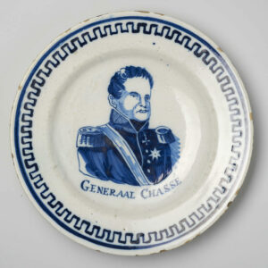 Delft commemorative plate with General Chassé, marked for 'De Drie Klokken' (the Three Bells) factory, in the Collection of the Dutch Open-Air Museum with inv. nr. NOM.51584-81